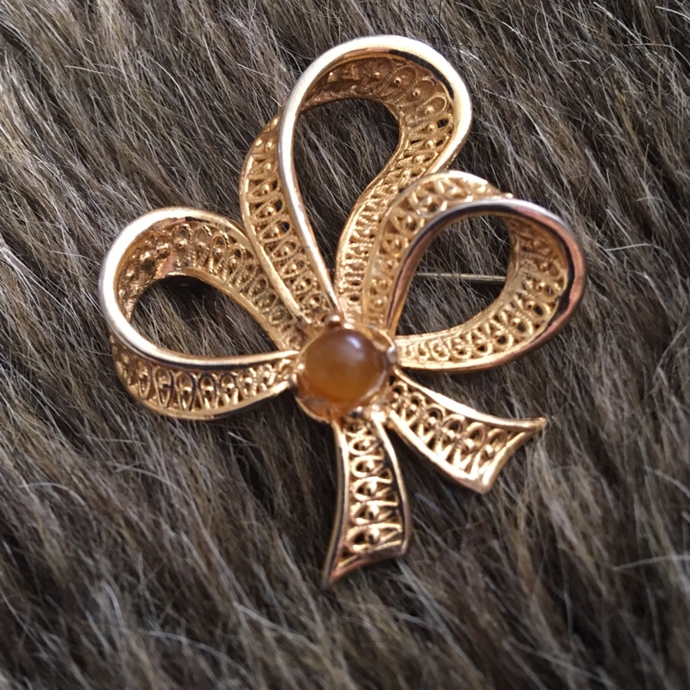 Vintage 70s gold tone bow brown agate brooch pin